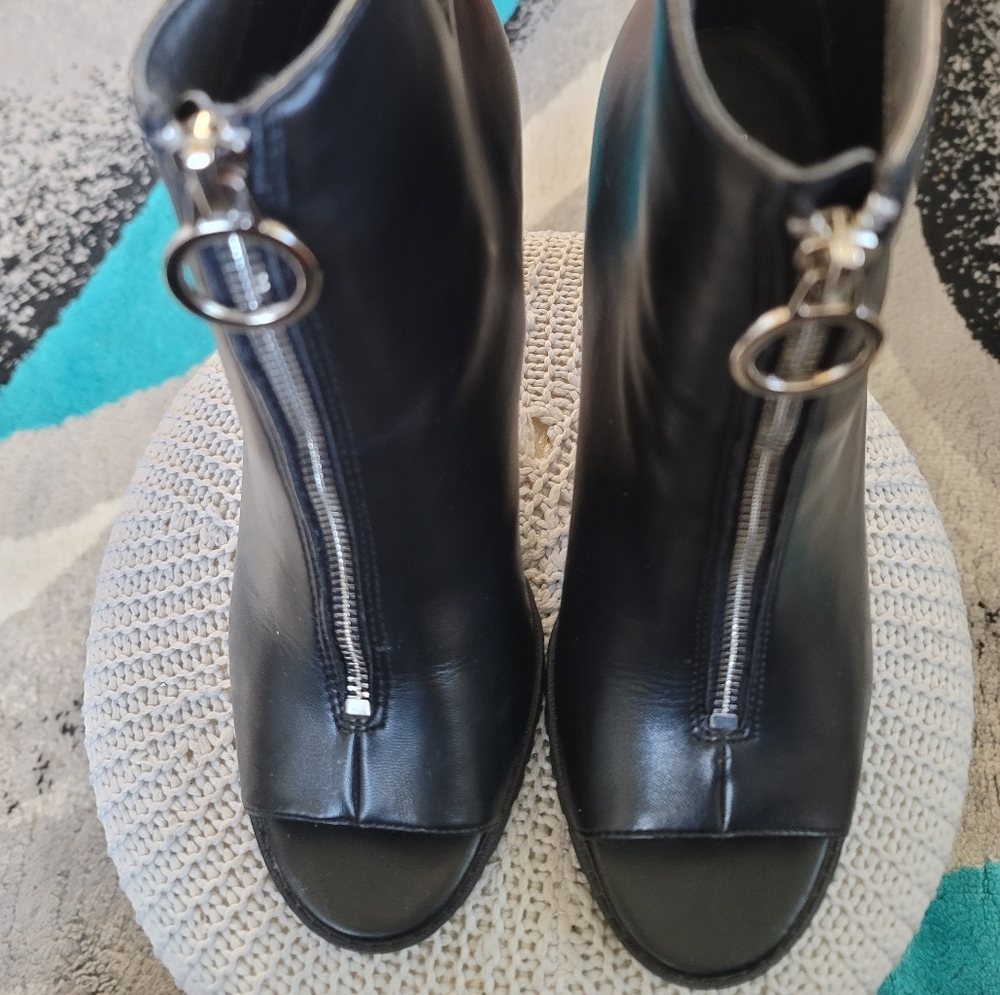 Ankle boots worn once